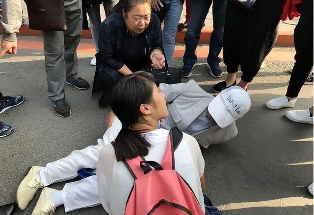 女大学生扶老人被讹女大学生扶老人被讹，道德勇气与社会责任